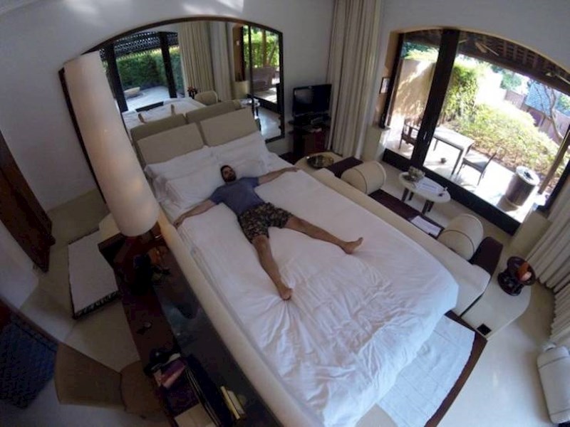 15. A on krevet iz kojeg mu ne vire noge