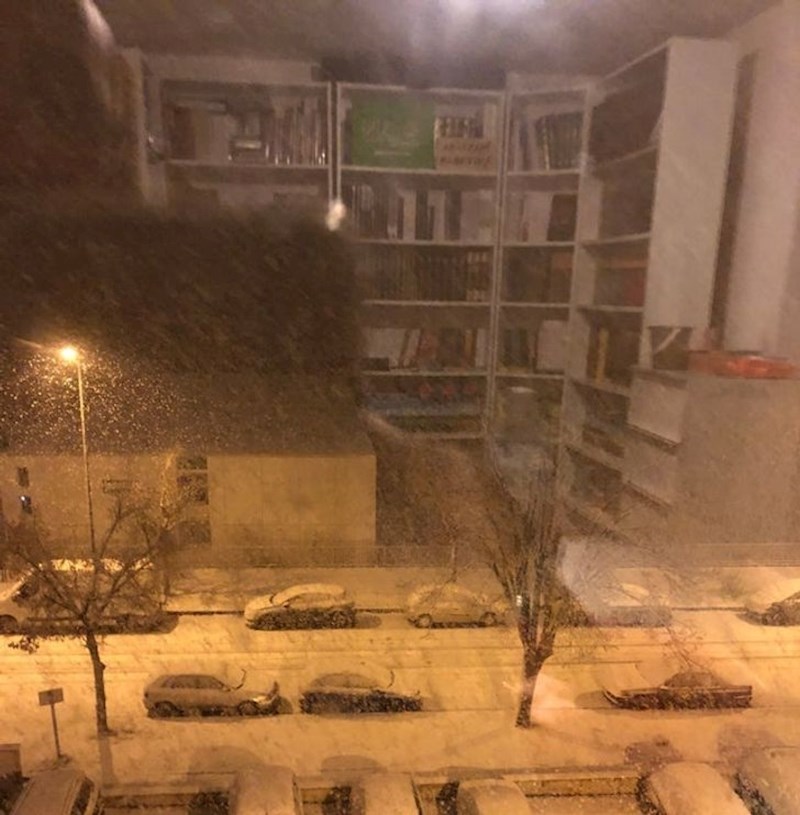 3. Golema levitirajuća polica s knjigama?