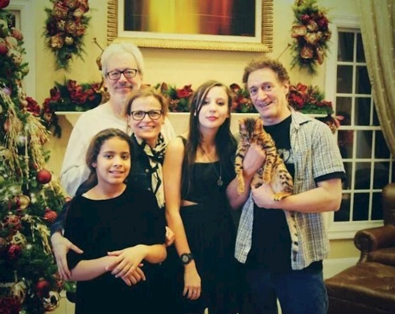 17. "Moja se obitelj prošle godine sprijateljila s odraslim čovjekom s posebnim potrebama. Evo ga na našoj božićnoj fotki, drži mačku."