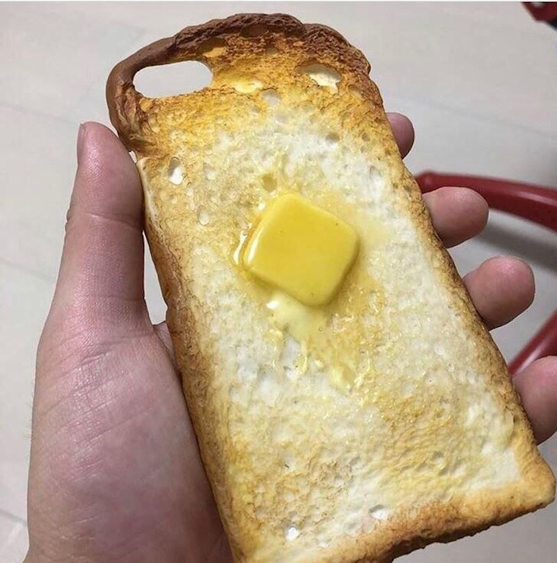 10. Ovo nije tost s maslacem, već ultra realistična maska za mobitel