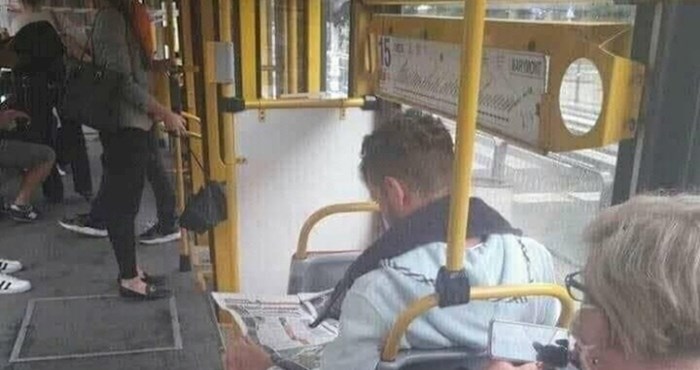 Tip iz Varšave nasmijao je čitav internet onime što radi kako bi se rashladio u tramvaju