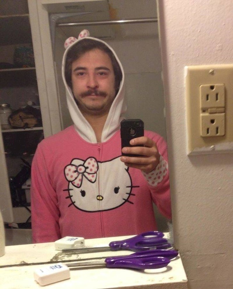 4. Mama mu je kupila rozi Hello Kitty kombinezon za spavanje