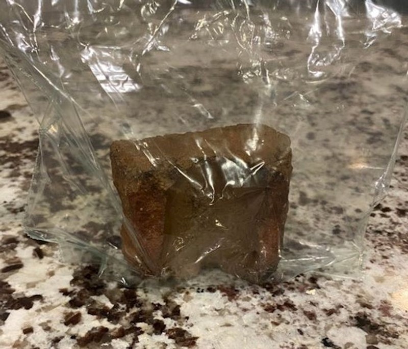 4. Njihov sin bio je u šetnji i vratio se s ciglom u plastičnoj vrećici.