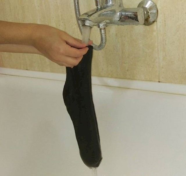 14. Svi smo barem jednom probali napuniti čarapu vodom😂