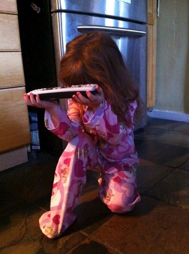 1. Ovako moja kćer ujutro moli da gleda crtiće
