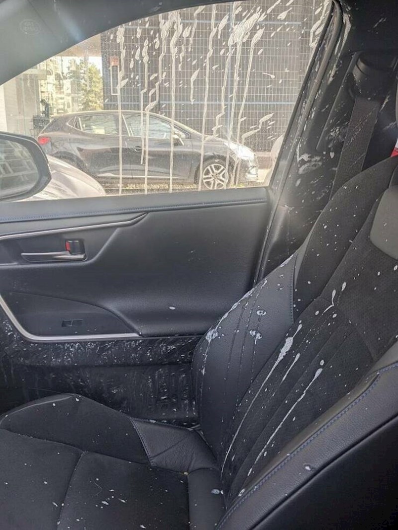 12. Jogurt mu je eksplodirao u autu...