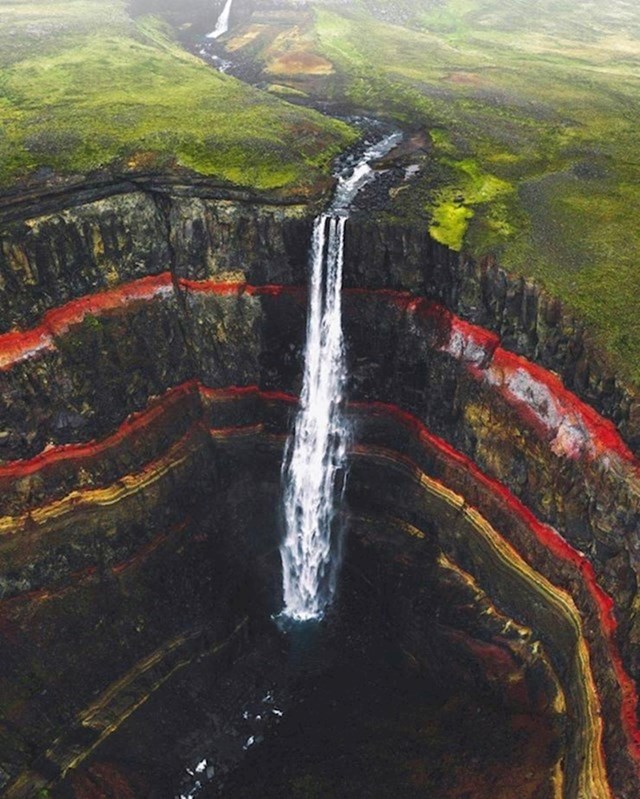 14. Slojevi lave oko vodopada izgledaju veličanstveno. Općenito, priroda na Islandu jako je specifična i svakoga će ostaviti bez daha.