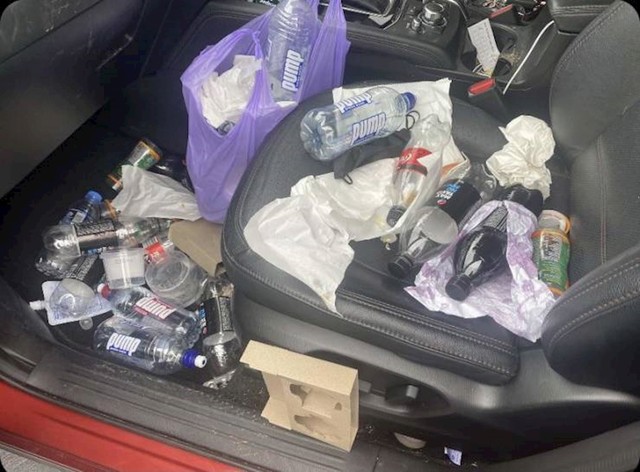 2. Kolega je posudio moj auto. Vratio ga je u ovakvom stanju.