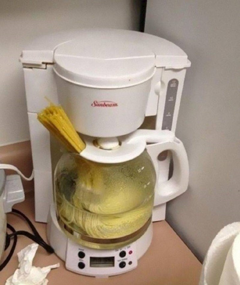 4. Ovaj tip našao je jednostavniji način kuhanja špageta