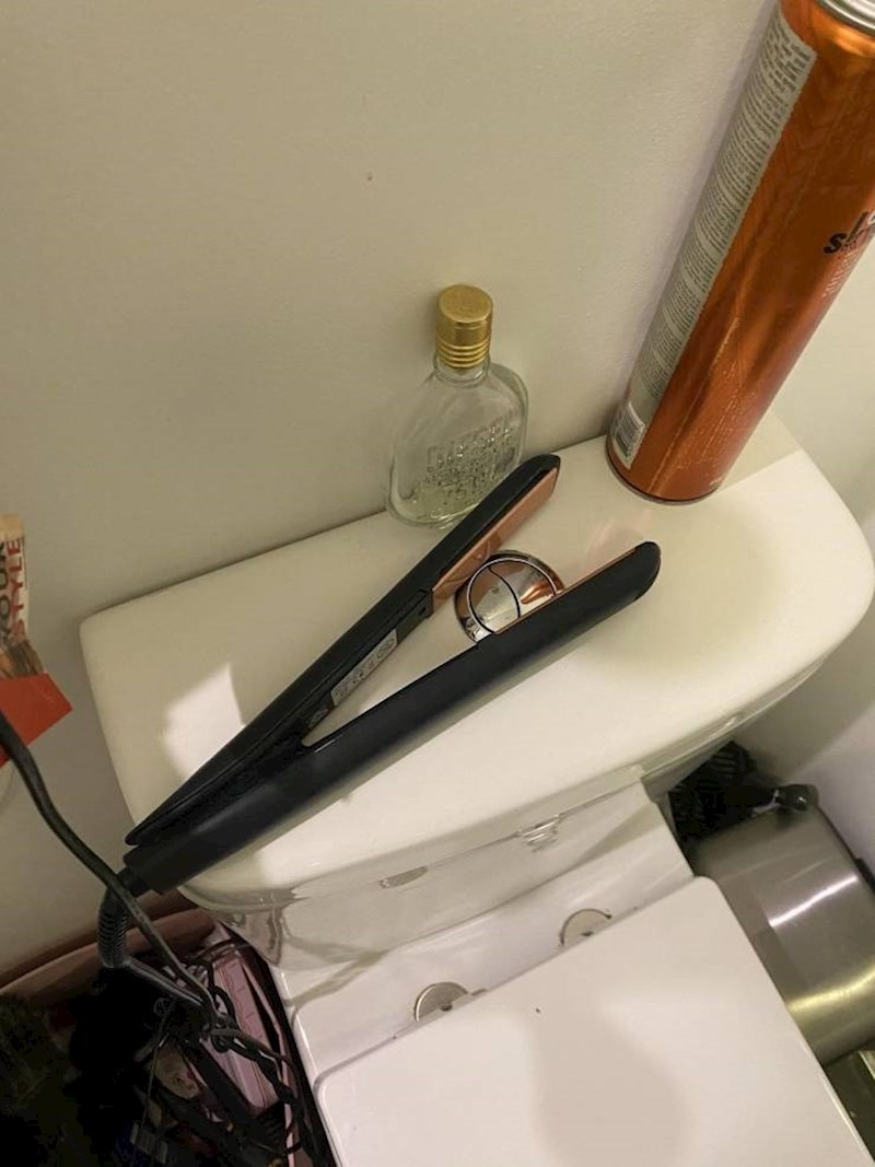 13. Kako moja cura ostavlja vruću peglu za kosu...