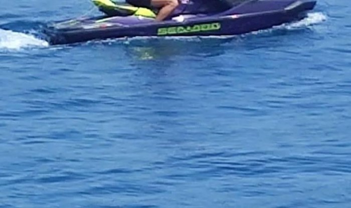 Ovaj tip na jet skiju i njegov suputnik nisu mogli proći nezamijećeno, odmah ćete vidjeti zašto