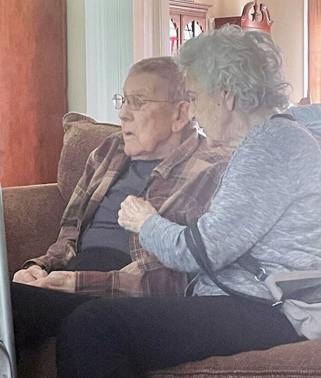 9. Oboje boluju od demencije,  ali njihova je ljubav toliko jaka da sada misle da su klinci koji su u vezi.