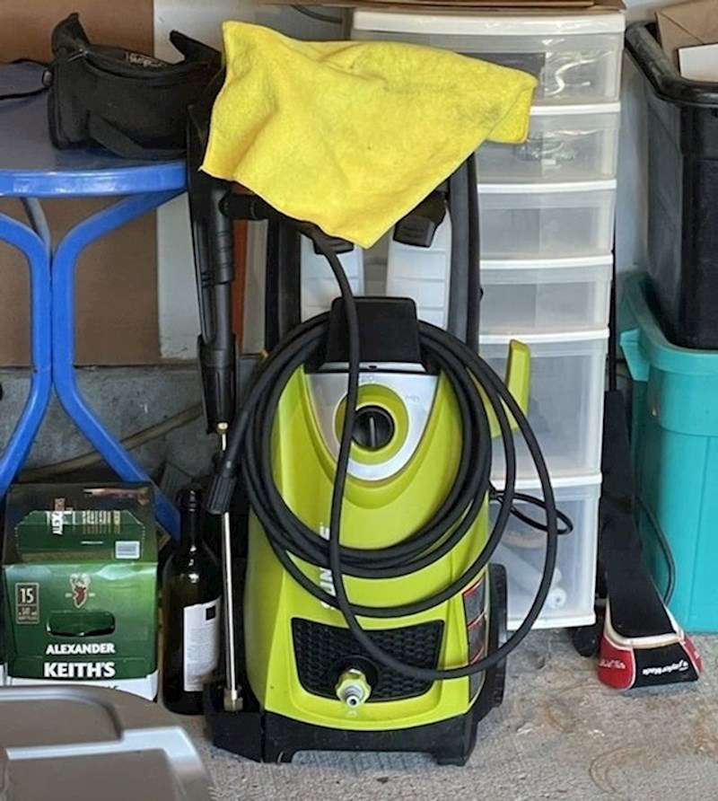 1. Izgleda kao Mate Vidović iz crtića Čudovišta iz ormara