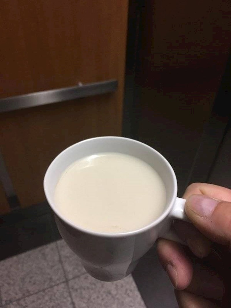 6. Dok vam aparat umjesto prve jutarnje kave izbaci samo mlijeko