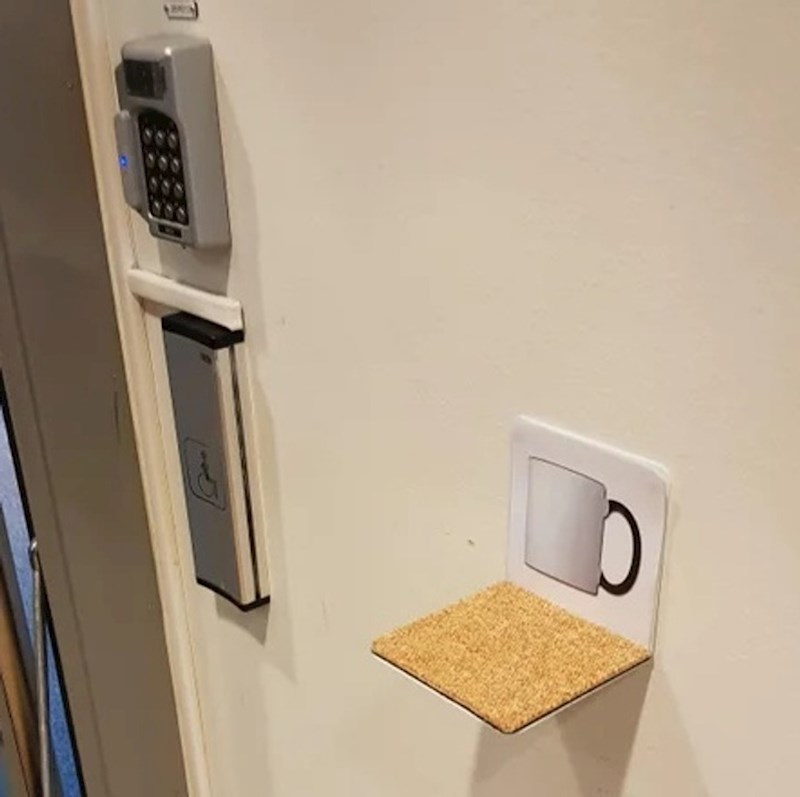 12. Polica za odlaganje šalice dok upisujete šifru za ulazak u prostoriju