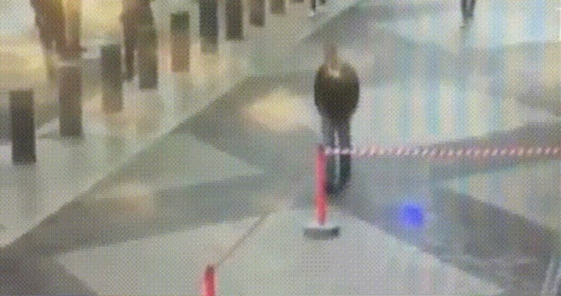 Nadzorna kamera snimila je presmiješnu scenu, pogledajte što je izbacilo iz takta ovog lika