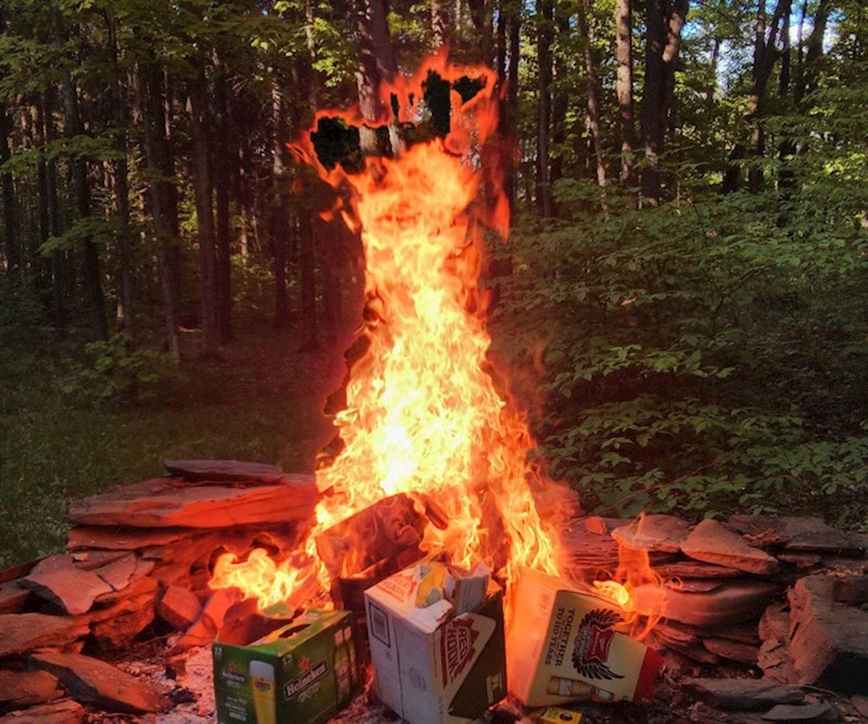 1. Kao da je vatra stvorila portal u neku drugu dimenziju