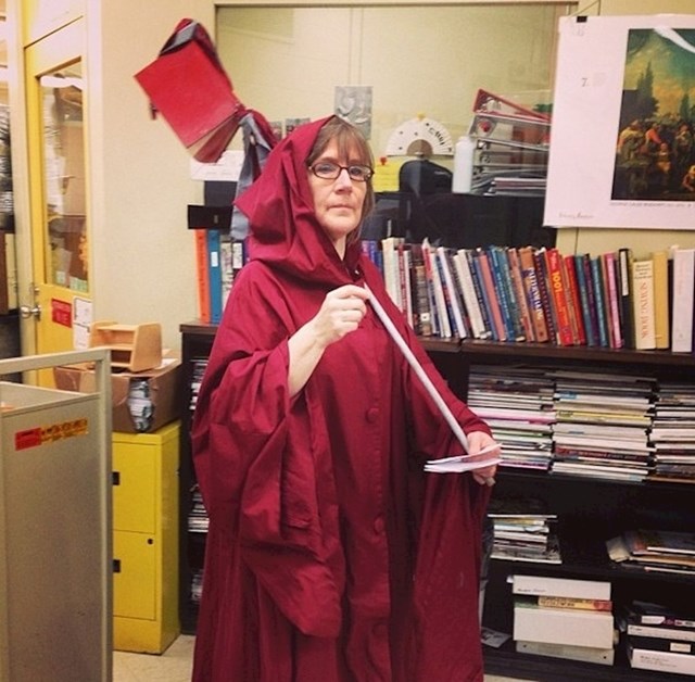 19. "Svake godine školska knjižničarka se ovako odjene kako bi skupila dugove od učenika."