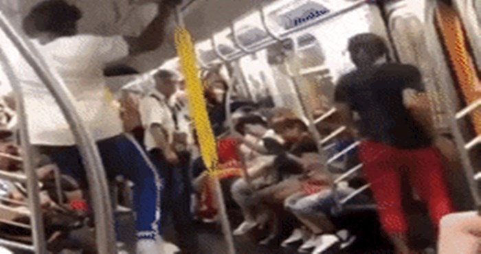 Tip je svojom spretnošću zadivio sve putnike u podzemnoj željeznici