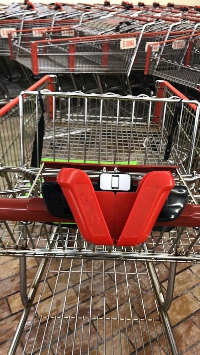 12. Ova pak kolica u sebi imaju držač za mobitel