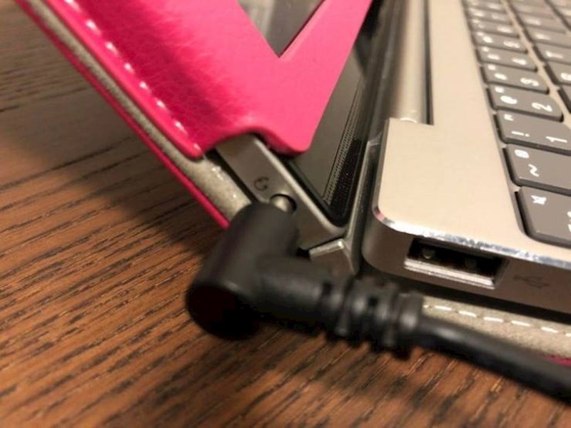 10. Mama ju je zvala upomoć jer joj se laptop nije punio😆