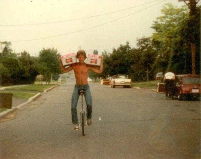 "Moj kul stric nosi pive i vozi svoj unicikl."