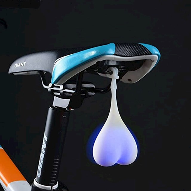 4. Ovo je navodno svjetleće srce za bicikl...no više podsjeća na svjetleće testise.🤣