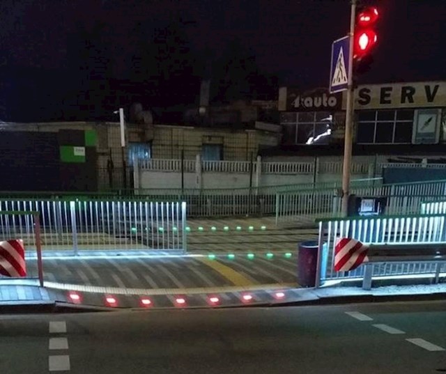 2. U glavnom gradu Ukrajine Kijevu, na pješačkim prijelazima postoje svjetla koja se nalaze na podu. Ona su, navodno, za ljude koji stalno gledaju na mobitel dok hodaju ulicom.