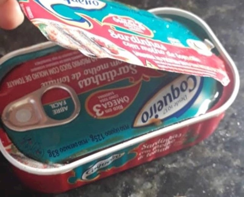 2. Samo je htio pojesti malo sardina...