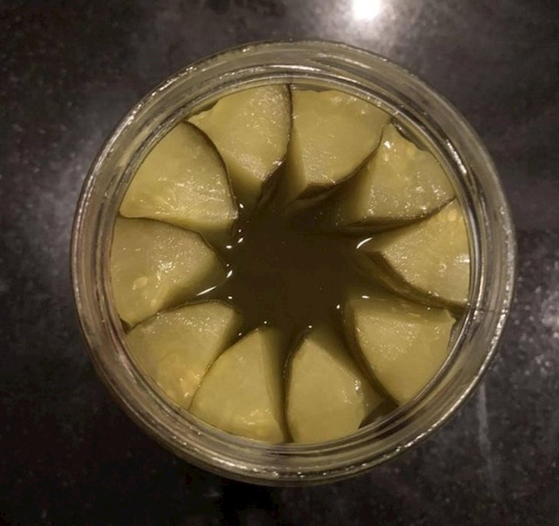 Savršeno posloženi krastavci u staklenci.