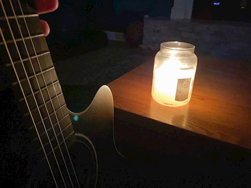 15. Ne samo da mu nitko nije čestitao rođendan, nego je tu večer i nestalo struje, te se spotaknuo preko gitare tražeći upaljač i svijeću