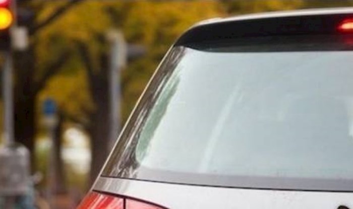 Vlasnik je na auto zalijepio prečudnu naljepnicu koja zbunjuje ostale vozače