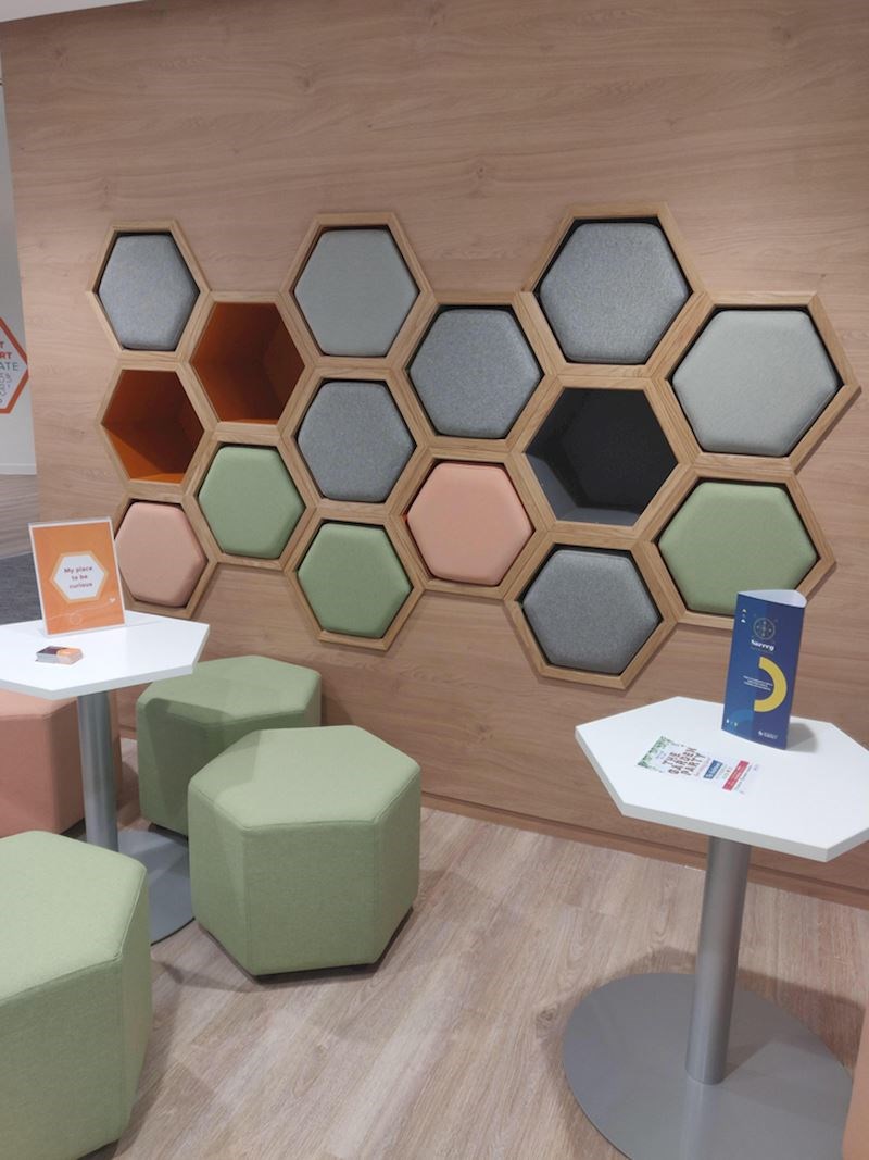 16. Knjižnica u kojoj sjedalo izvlačite iz zida