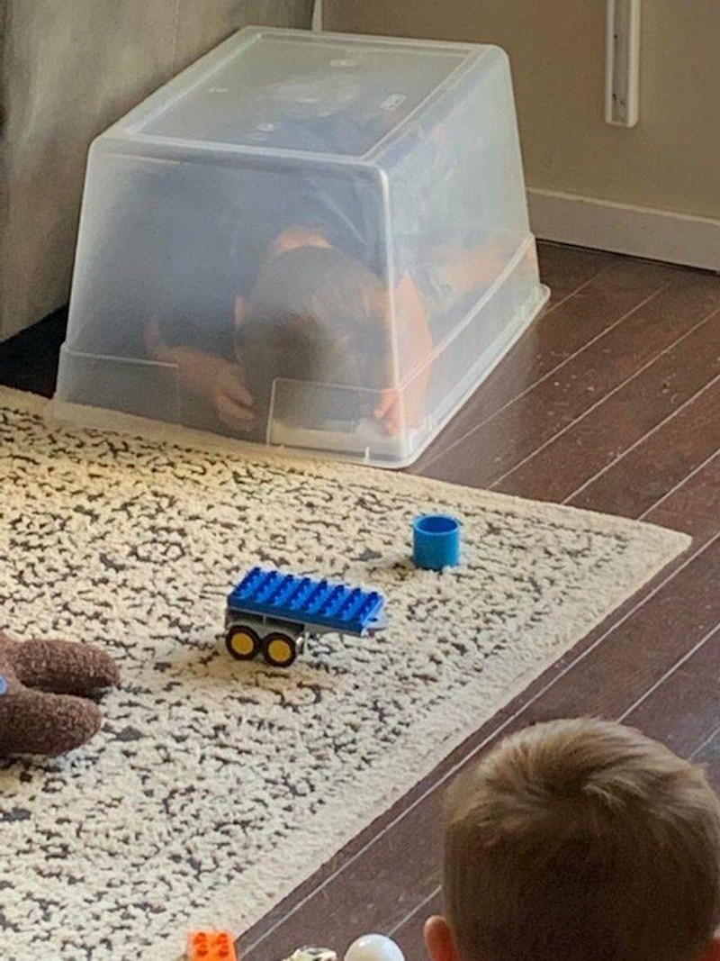 1. Igramo se skrivača. Ovdje se sakrio.