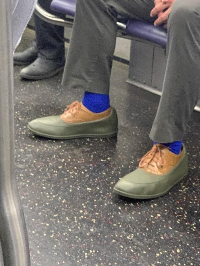 7. Ovaj tip tijekom vožnje podzemnom nosi zaštitu za cipele, valjda kako mu se ne bi zaprljale putem do posla.😅