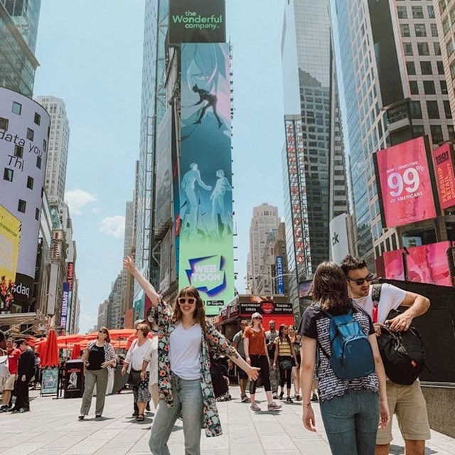 Njezin strip reklamira se na Times Squareu.