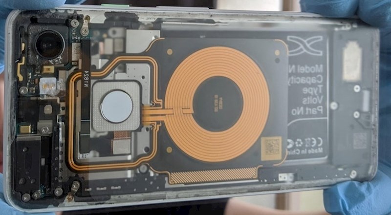 15. "Trebao sam zamijeniti bateriju i odlučio da želim prozirni mobitel."