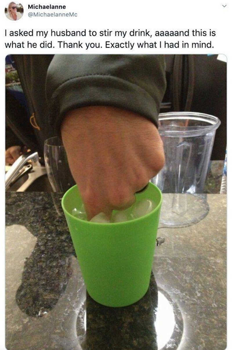 2. Zamolila je muža da joj promiješa piće