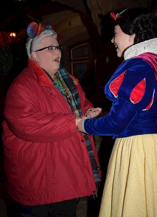 3. „Moja je mama išla posjetiti Snjeguljicu - njenu omiljenu princezu još od malih nogu. Ovo je bilo njeno prvo putovanje u Disneyland ikad. "