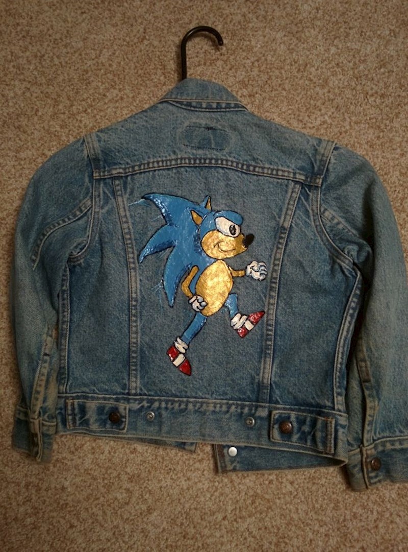 12. Mama je djevojčici ušila njezinog omiljenog lika iz crtića na traper jaknu