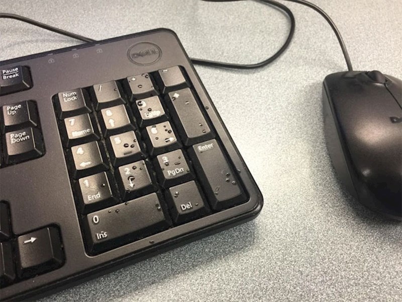 2. Kolega je zijevnuo i ostavio mi suvenir na tastaturi...