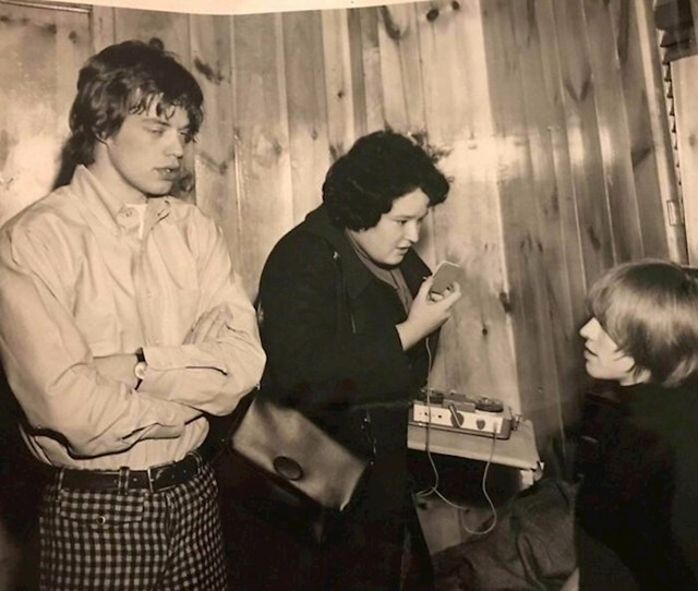 "Moja mama je u mladosti bila glazbena novinarka. Uvijek je pričala kako se družila s Beatlesima i Stonesima, ali dok nismo vidjeli ove fotke nitko joj nije vjerovao."