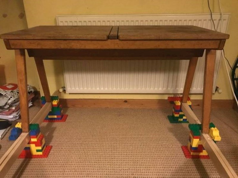 16. Stol je bio prenizak, ali čovjek se dobro snašao