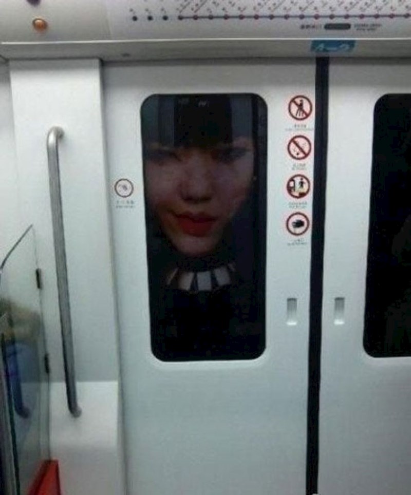 11. Ovo je zalijepljeno na vrata mnogih vagona u Japanu