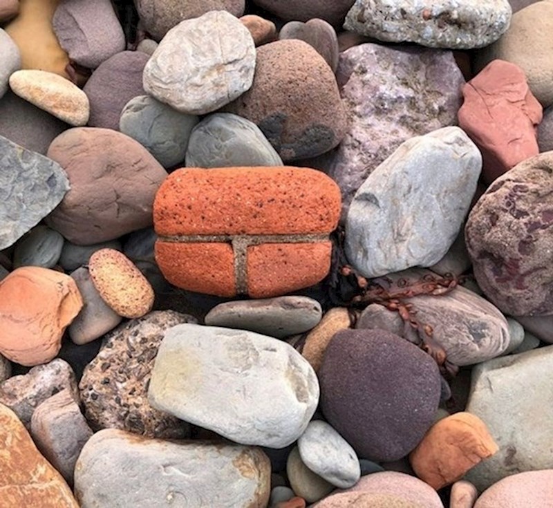 4. Valovi su izlizali kamenje.