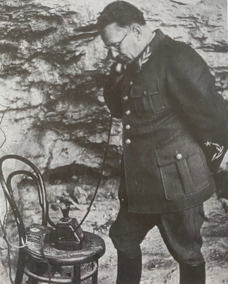 9. Tito telefonira u spilji