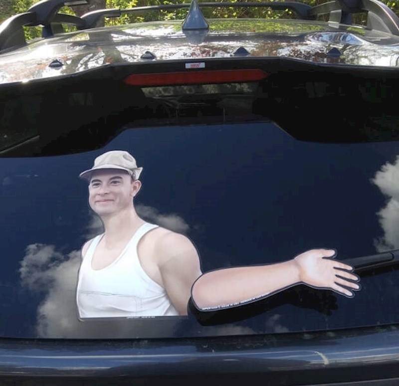 4. Kad vozač uključi stražnji brisač, Forrest Gump počne mahati😝