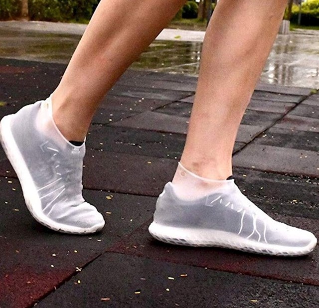 2. Ove nepropusne gumene navlake za cipele omogućit će vam da nosite platnenu obuću i po kiši.