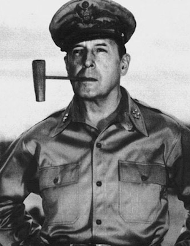 17. Američki zapovjednik iz 1960-ih izgleda kao Bruce Willis