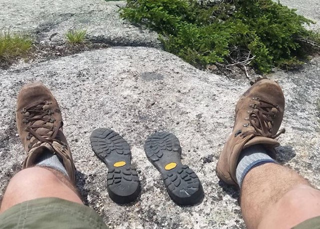 2. "Išao sam planinariti i izgleda da su moje čizme jedako izvan forme kao i ja!"